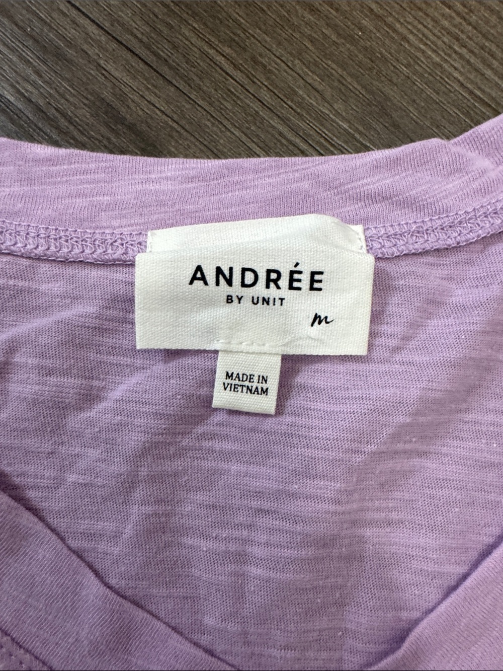 🆕 ANDREE BY UNIT Pale Lavender V-Neck Short Sleeve Tee. M. NWOT!🔥 - Picture 2 of 2